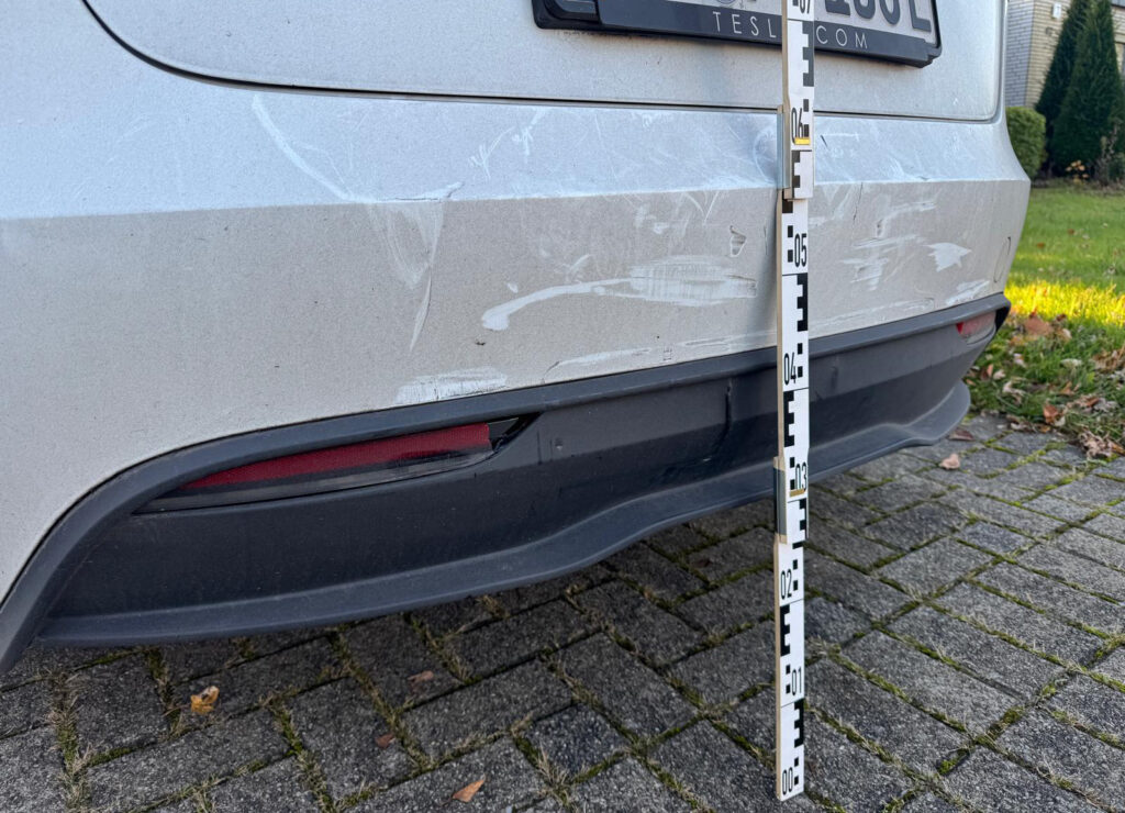 Heckschaden an einem Fahrzeug mit Messlatte zur Dokumentation für ein Unfallgutachten in Gelsenkirchen.