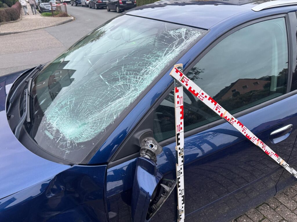 Beschädigtes Fahrzeug mit gerissener Frontscheibe und Messlatte für ein Unfallgutachten in Gelsenkirchen.